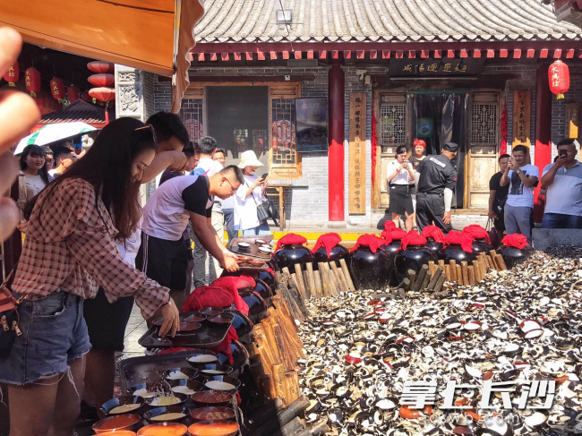 当天汇金天虹将举办别开生面的“摔碗酒”民俗体验活动。均为主办方供图