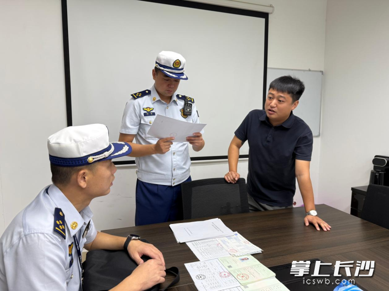 消防执法人员在检查中。 长沙晚报通讯员 谢梦嘉 摄