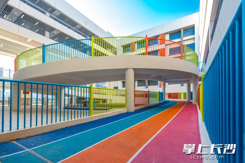 校园内配备天井、挑台及彩虹旋转步道。