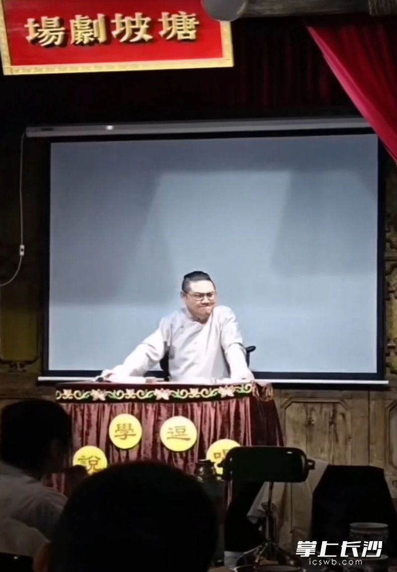 被称为“江湖最后一个说书人”的刘德驻。