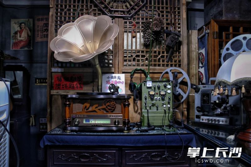 茶馆里摆放着收集过来的各种老物件。