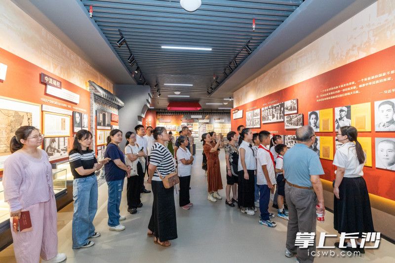 嘉宾和市民代表观看《烽火长沙 丰碑永峙——纪念中国人民抗日战争暨世界反法西斯战争胜利80周年专题展》。 均为长沙晚报全媒体记者董阳摄