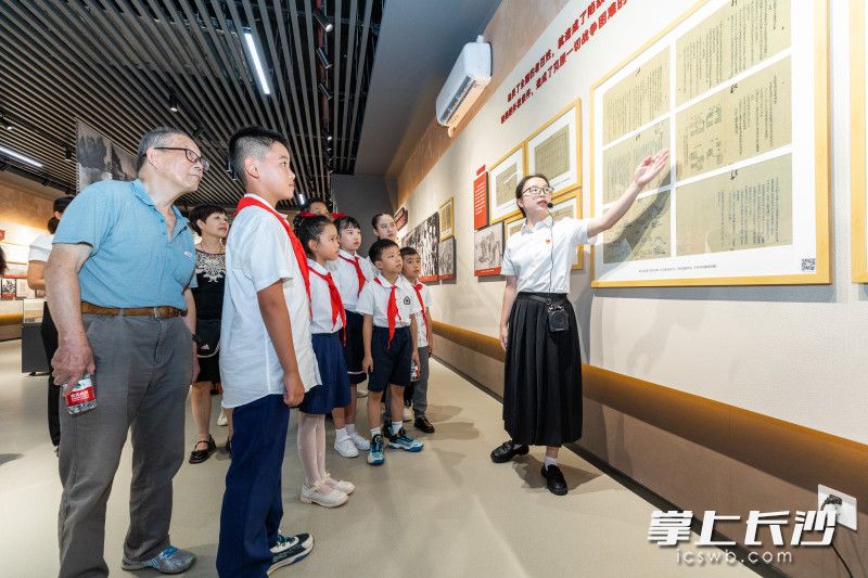 嘉宾和市民代表观看《烽火长沙 丰碑永峙——纪念中国人民抗日战争暨 世界反法西斯战争胜利80周年专题展》。