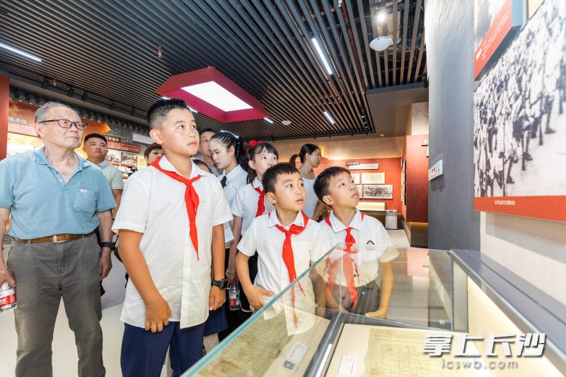 嘉宾及青少年代表观展。