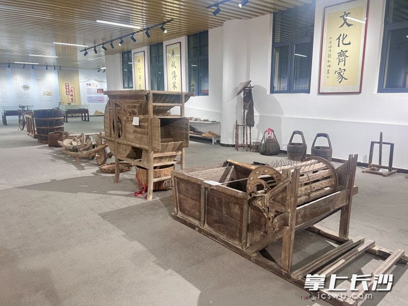 雨花家风馆内的500余件老物件均由学校师生家长和周边群众捐赠汇集。 长沙晚报全媒体记者 刘俊 摄