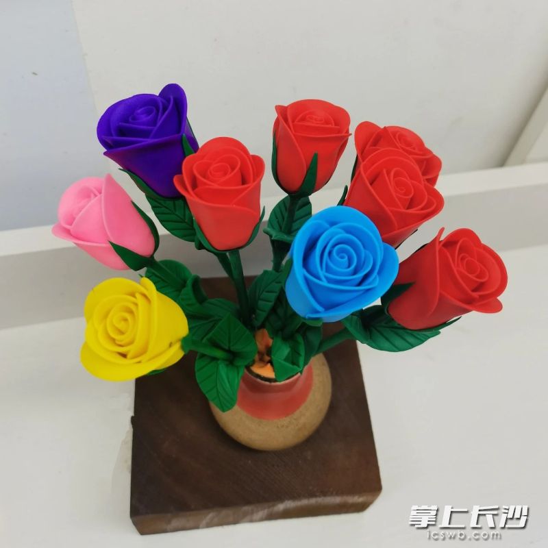 爱意在手工制作中蔓延。