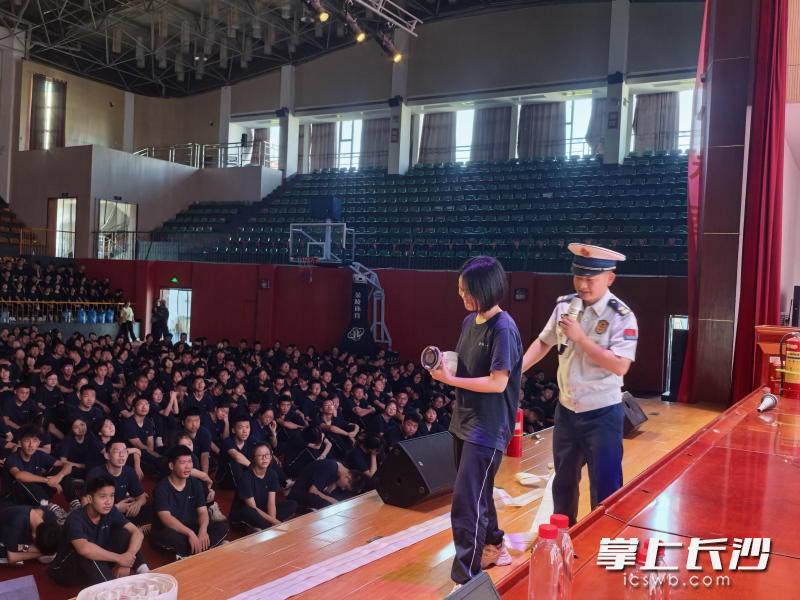 消防员走进望城一中,用话剧的形式宣传消防知识。 长沙晚报通讯员 杨来富 摄 消防员走进望城一中,用话剧的形式宣传消防知识。 长沙晚报通讯员 杨来富 摄
