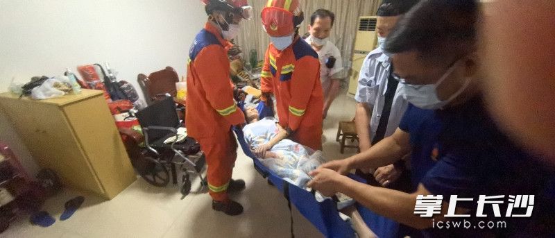 消防员紧急转运患病老人。 均为长沙晚报通讯员 龙伟杰  摄 