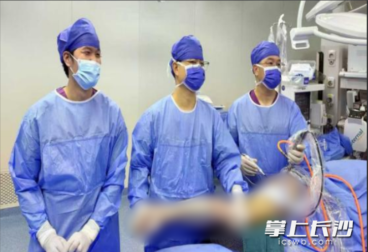 运动医学科手术团队在为患者实施微创手术。通讯员供图