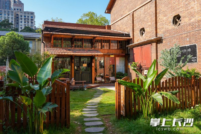 部分老建筑已完成改造，数家咖啡店、酒馆已完成装修，即将开业。