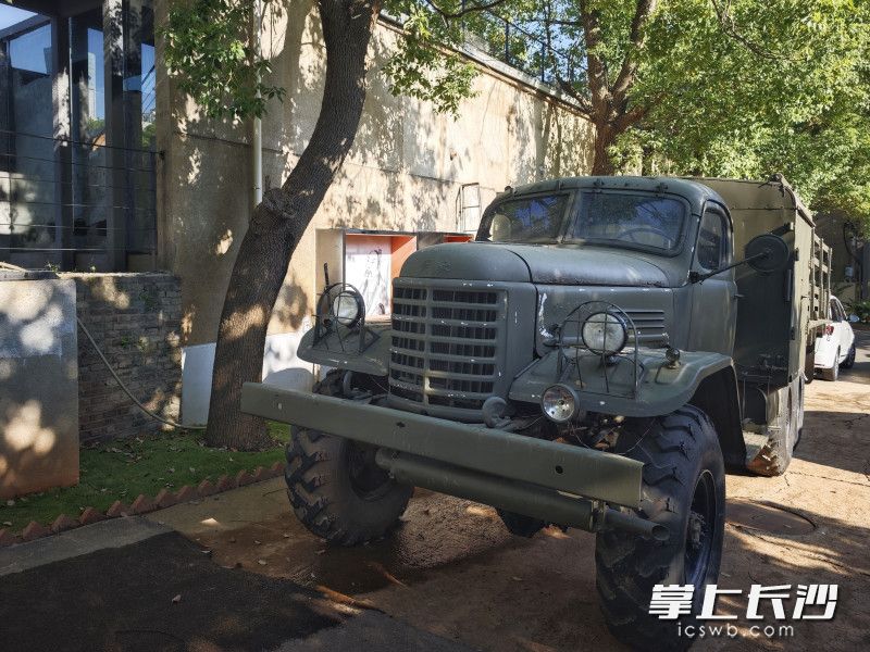 飞碟营地文化街区内还停放着“老解放”。