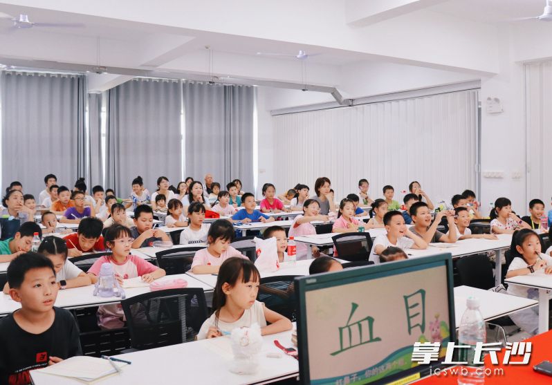 今年暑假期间，社区“趣味书法课”吸引了辖区众多青少年参加。