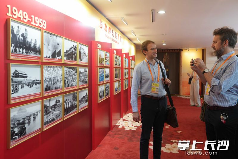 图片展吸引了许多境内外记者拍摄、报道。 均为长沙晚报全媒体记者黄汝兮摄