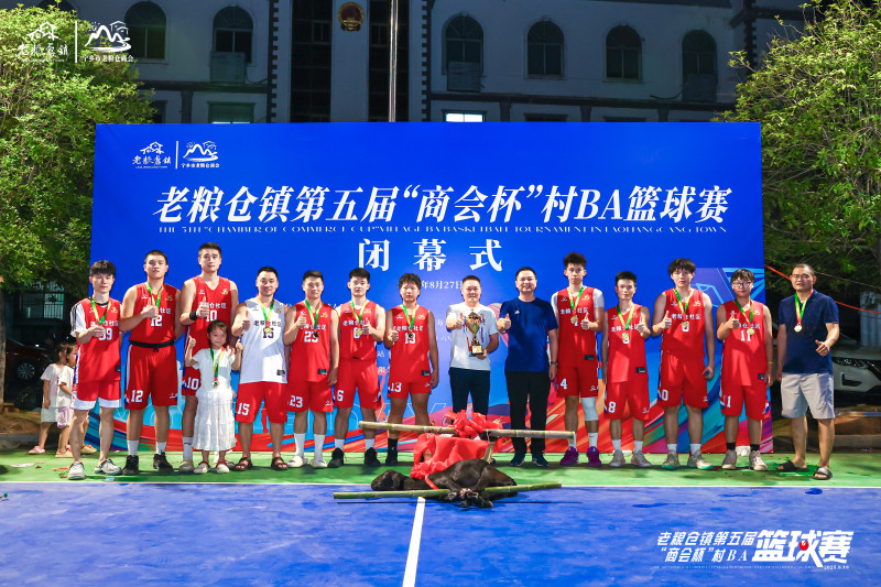 宁乡市老粮仓镇第五届“商会杯”村BA篮球赛圆满落幕，老粮社区队斩获冠军，奖品是一头大肥羊。受访方供图