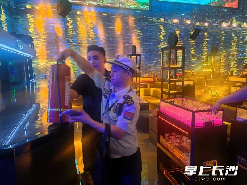 消防监督员在夜查中。 长沙晚报通讯员 熊方圆 摄