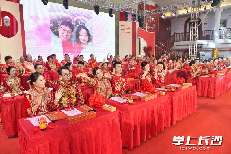 集体婚礼展现长沙的青春和浪漫。