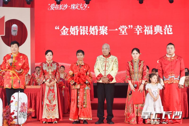 现场分享幸福家庭故事。
