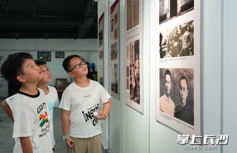 学生们正在观看《烽火长沙 丰碑永峙 —— 纪念中国人民抗日战争暨世界反法西斯战争胜利 80 周年专题展》。