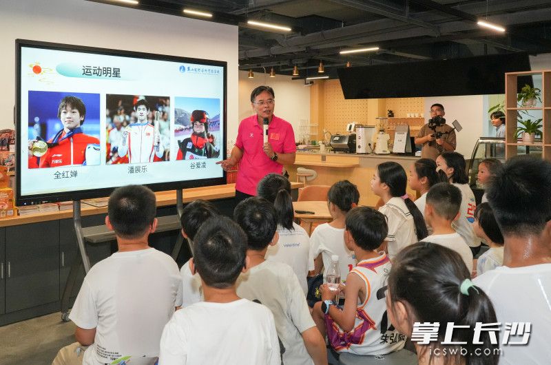 肖伟校长给学生们上“开学第一课”。
