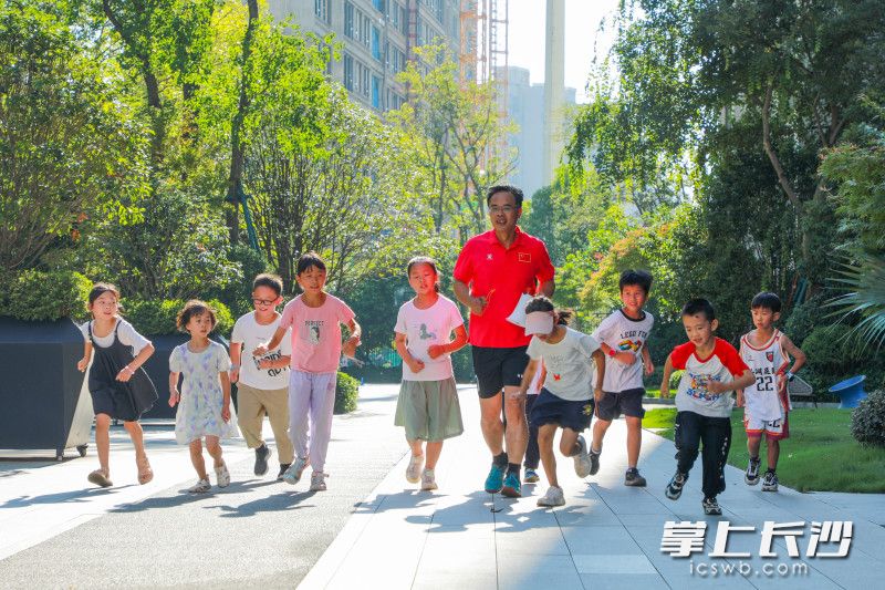 肖伟校长率先带领 25 名学生居民穿梭于社区景观步道，开展活力满满的健康跑。均为长沙晚报全媒体记者 邹麟 摄