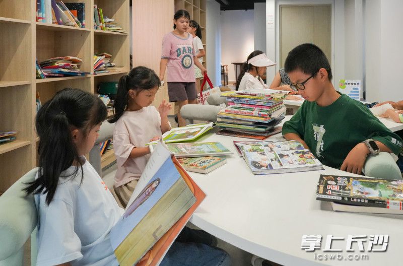 学生们正在周家湾社区图书馆里看书。