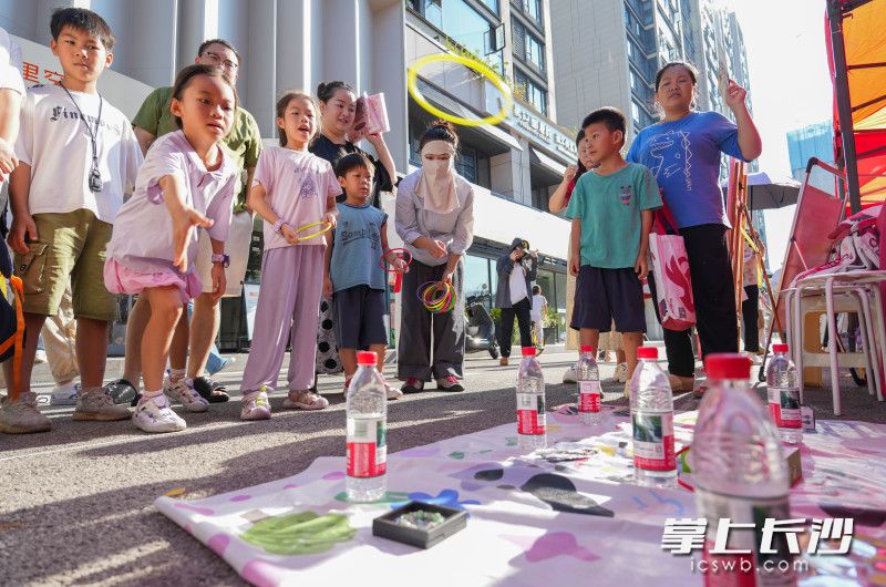学生们正在体验社区互动活动。