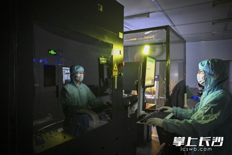 长沙麓邦光电科技有限公司的实验室里，29岁的微纳技术高级研发经理杨阳正盯着屏幕上的波形图，手指在操作面板上精准微调——屏幕里实时显示的，是国内首套“新一代无掩膜偏振激光直写设备”的光路参数。均为长沙晚报全媒体记者 余劭劼 摄