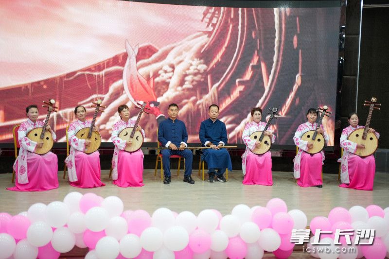 活动现场穿插了精彩的文艺展演。