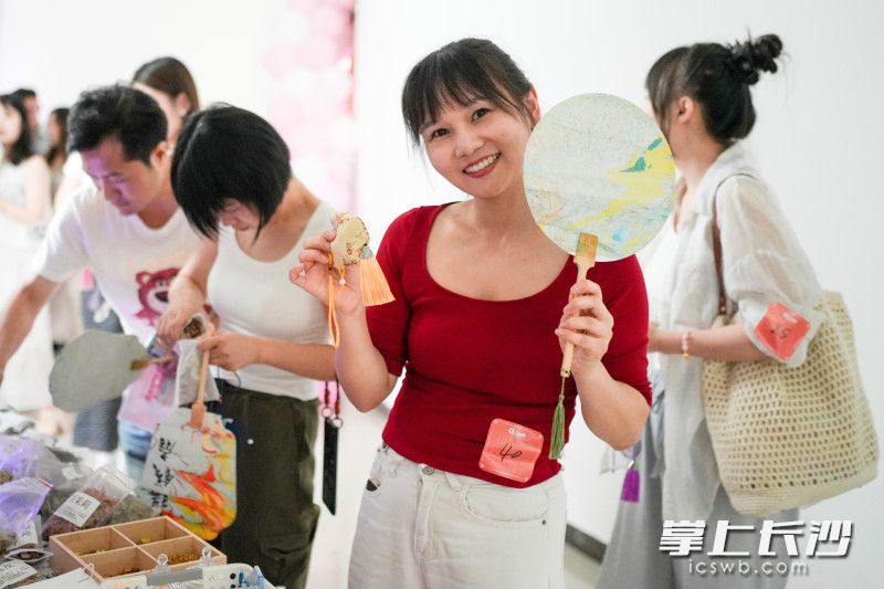 现场还设置了游园会深化嘉宾之间的互动，融入香囊、漆扇等传统文化元素。