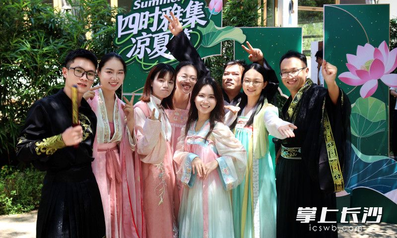 29日下午，身着汉服的情侣们在湖南烈士公园开展相“爱在今夏 快乐过七夕”活动。 均为长沙晚报全媒体记者贺文兵摄
