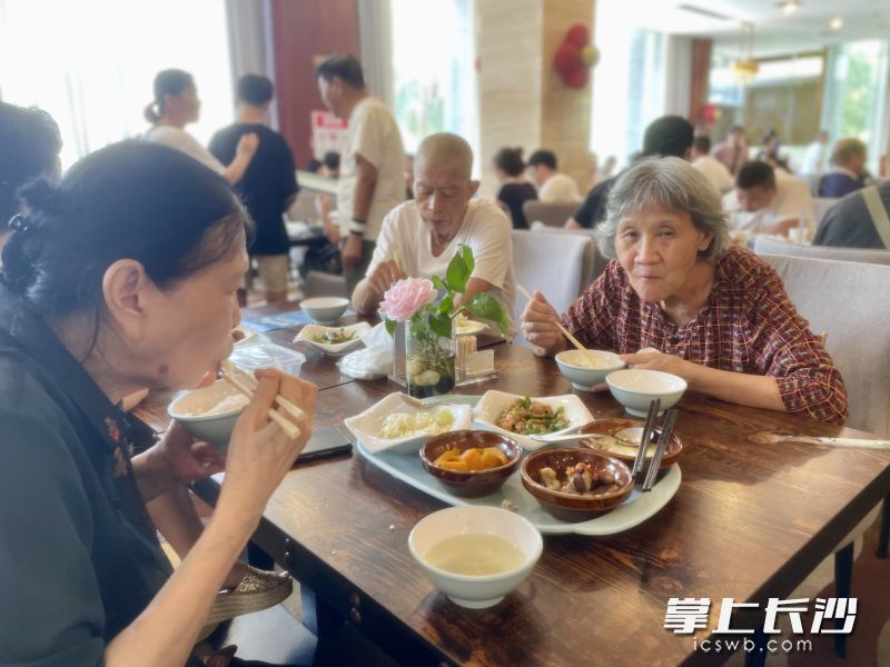 星级大厨开“小灶”，老人吃得丰盛吃得实惠。