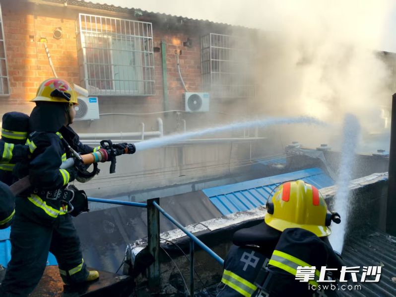 消防员在奋力灭火。 长沙晚报通讯员   彭宇环 摄