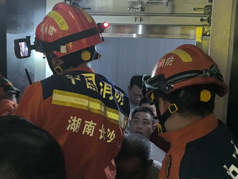 消防员正在营救电梯被困人员。 长沙晚报通讯员 龙伟杰 摄 消防员正在营救电梯被困人员。 长沙晚报通讯员 龙伟杰 摄