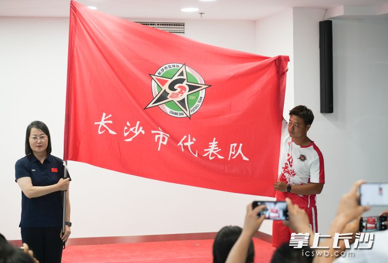 副市长郑平为队伍授旗。 均为长沙晚报全媒体记者邹麟摄