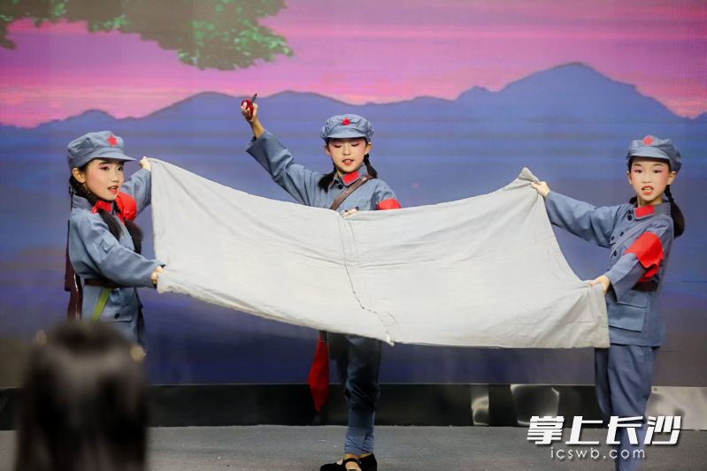 小学员演绎《半条被子》。  均为主办方供图