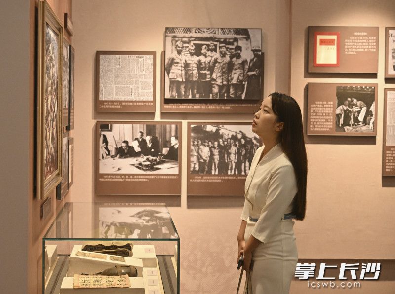 观众专注看展。
