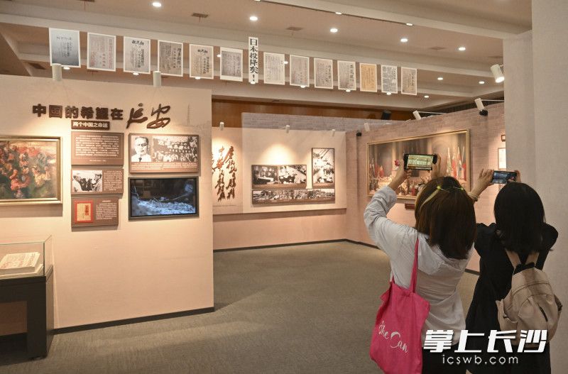 观众在展览现场拍摄。