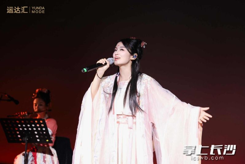 音乐会以国乐为媒,将传统节日韵味与现代视听体验深度融合。 音乐会以国乐为媒,将传统节日韵味与现代视听体验深度融合。