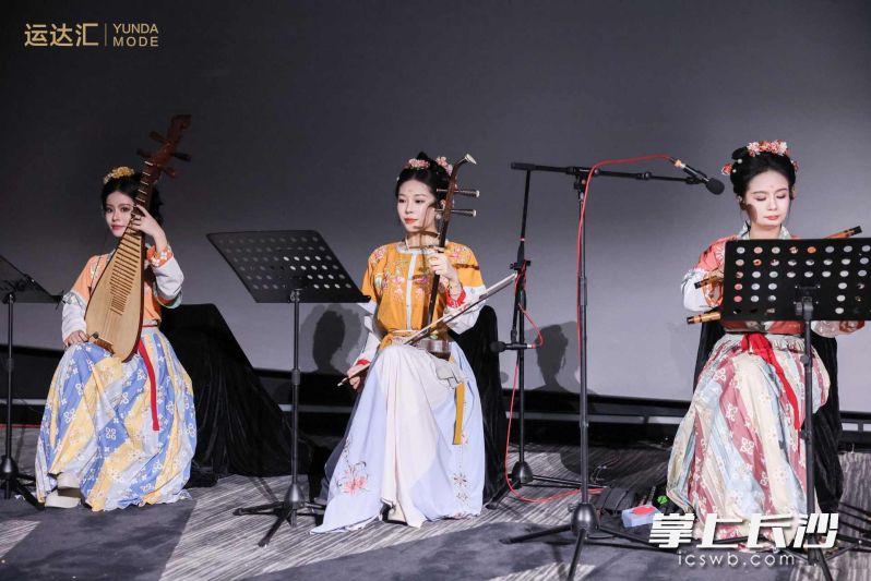 现场琵琶轻拢慢捻间流淌出古典雅致。 现场琵琶轻拢慢捻间流淌出古典雅致。