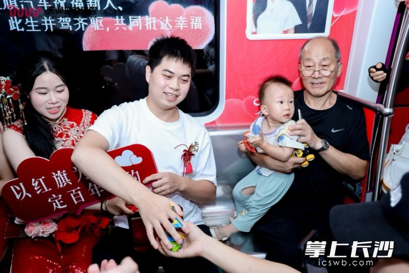 新人热情地为乘客派发红包、喜糖。