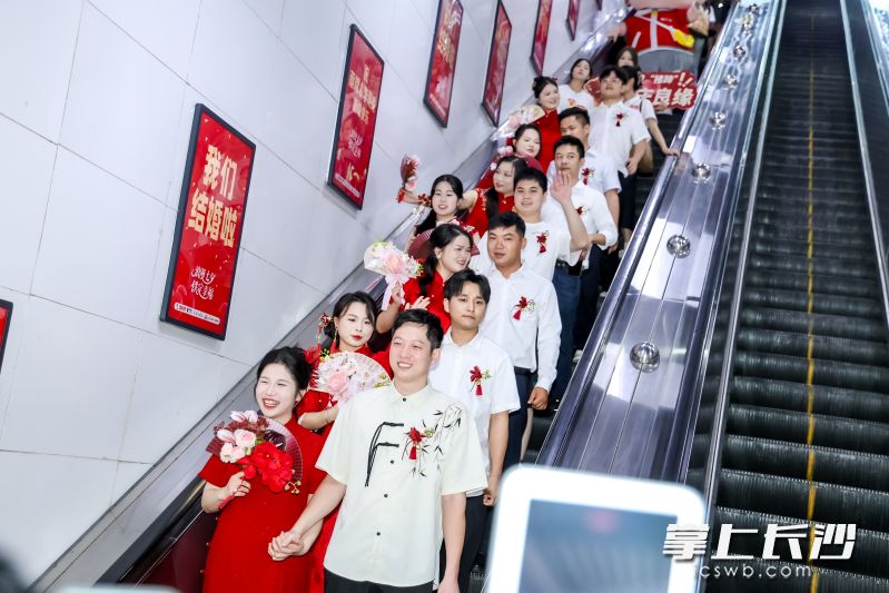 8月29日，“浪漫七夕 铁定幸福”长沙地铁国风集体婚礼暨靖港古镇国潮婚典活动举行。 均为通讯员供图