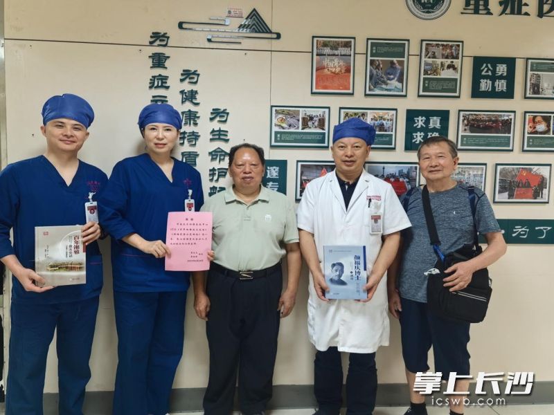 向重症医学科赠送了《颜福庆博士在湖南》和《百年湘雅救灾史话》两部珍贵著作，
