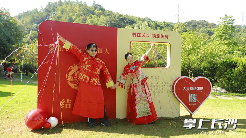 “幸福长沙 甜蜜出彩”七夕国潮集体婚礼在桃花岭公园浪漫上演。 长沙晚报全媒体记者 刘俊 摄