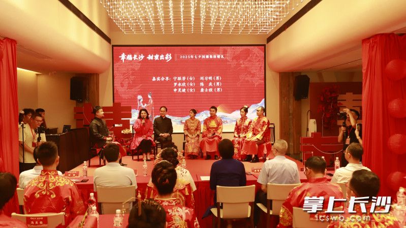 “全国文明家庭”长沙市刘习明家庭和新婚夫妇共同将幸福传递。 长沙晚报全媒体记者 刘俊 摄