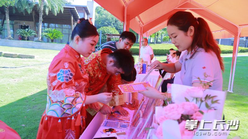 现场，长沙福彩为新人送上福彩祝福，并传递公益理念。 长沙晚报全媒体记者 刘俊 摄