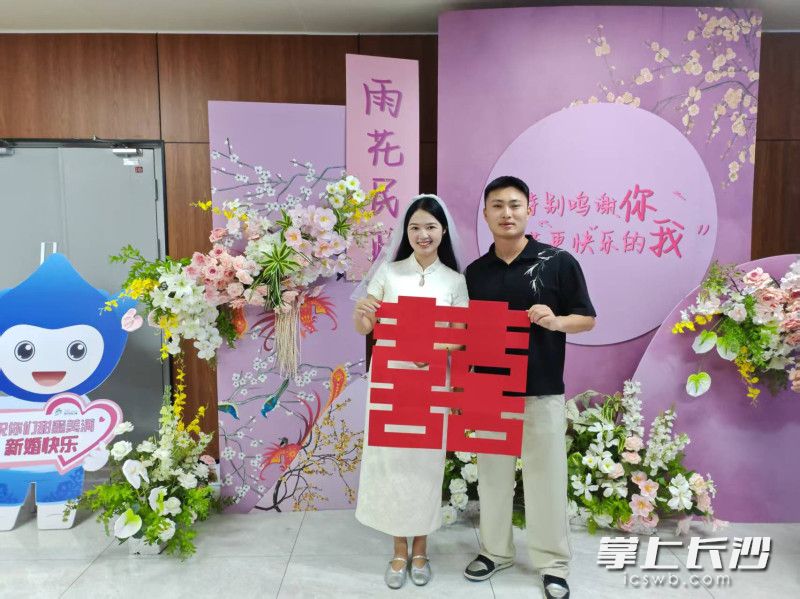 新人领取超大版结婚证。
