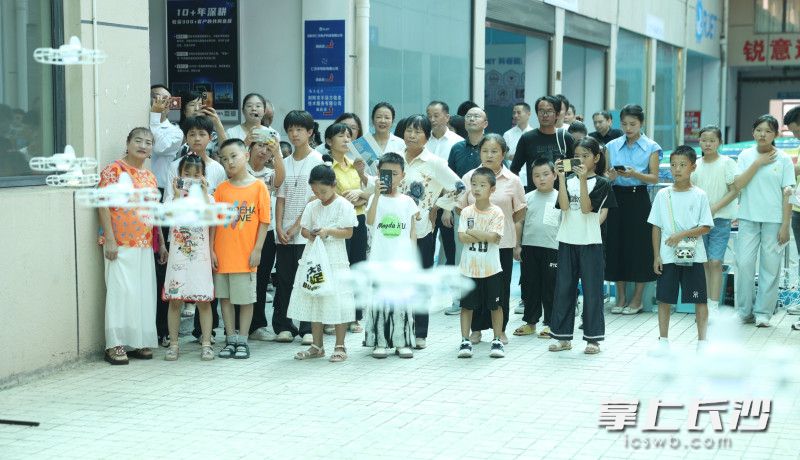 知心孩子在活动现场观看无人机表演。