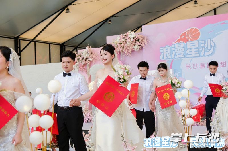 新人们手牵手步入婚典现场。 均为长沙晚报通讯员李杰摄
