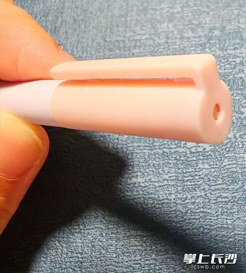 笔帽上的小孔是能通气的“救命孔”。 长沙晚报全媒体记者 徐媛 摄