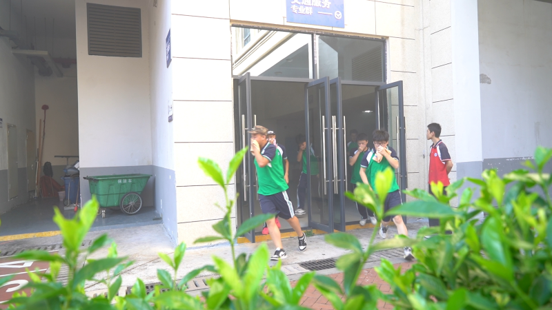 疏散逃生现场。 均为长沙晚报通讯员 吴坤 摄 　